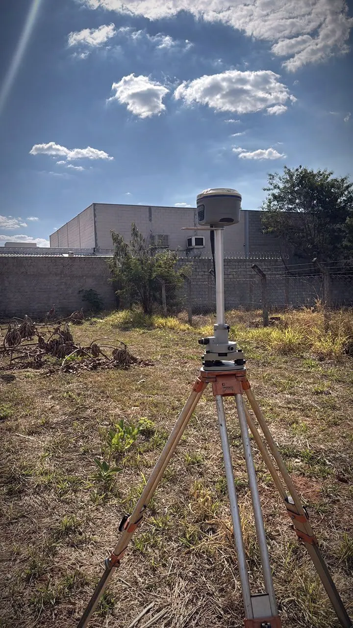 Estação de topografia em lote urbano