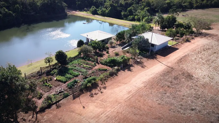 Sede de propriedade rural às margens de represa