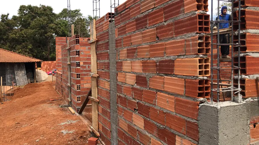 Parede de tijolo cerâmico em execução