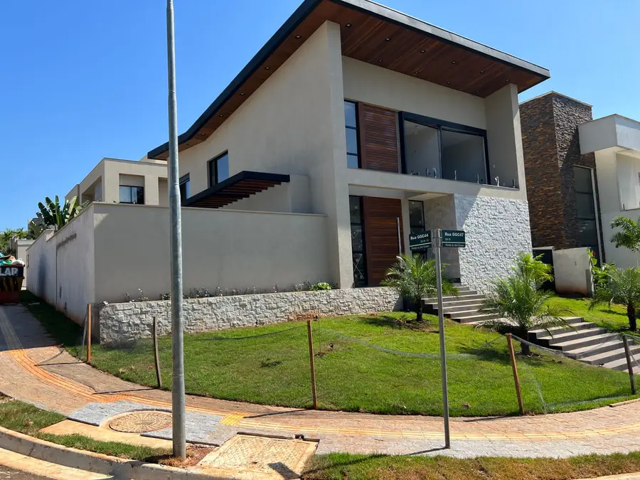 Casa moderna pronta, em condomínio, com paisagismo