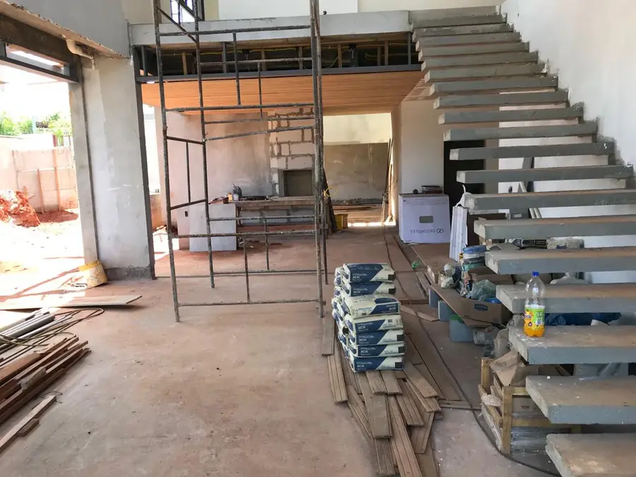 Escada em concreto em obra com andaime