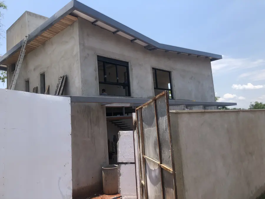 Casa em concreto aparente de dois pavimentos